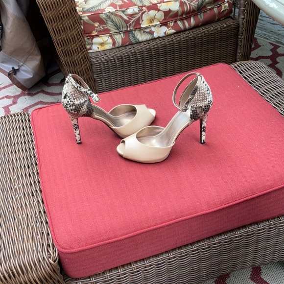 Fabulous BCBG Size 7.5 Ankle Strap Heels in Combination Snake and Cream Color - Picture 9 of 9